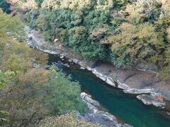 水が青い。