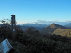 宿を6時過ぎに出発し磐梯吾妻スカイラインを走ってゆくと、標高が上がるにつれ眺望が良くなり国見台にちょっと寄り道。早朝は空気も澄んでいて見晴らしが抜群。