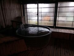 湯の川観光ホテル祥苑さんの露天風呂。半露天になっています。浴室内も広々。