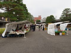 陣屋前朝市

高山には代表的な朝市が二つあります。一つは宮川朝市で、もう一つが陣屋前広場で開かれる陣屋朝市です。
ここの朝市は果物や野菜、お餅などがメインで売られているようでした。
購買意欲がそそられず軽く流して見ただけ。