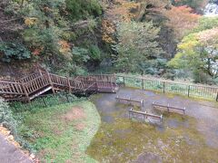 「くろがね橋河川遊歩道」
くろがね橋の付け根から、階段を降りれば、ベンチに座って鬼怒川を眺められる所に降りられます。