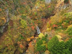 これは凄い！息の飲むような素晴らしい眺めです。一切経山登山のおまけだと思っていたのですが、とんでもない。「魔女の瞳」だけではなく、こんな綺麗な紅葉まで見れて、大充実の1日でした。
では夕食の買い出しに向かいましょう。