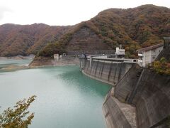 14:20 「八汐湖（川治湖）」と「川治ダム」
ホテルのチェックインの時間にまだ間があるので、川治ダムを見に行きました。
「川治ダム」の建設によって出来た人造湖。
栃木県の県花『ヤシオツツジ』がこの周辺に自生することから「八汐湖」と呼ばれています。