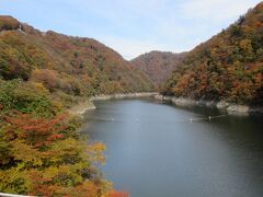 「五十里湖」
男鹿川を五十里ダムで堰き止めて出来た人造湖ですが、とても大きいです。
訪れた時、周囲の紅葉が進んでいて、とても綺麗でした。