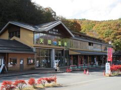 「道の駅 湯西川」
この『駅』は、自動車が駐まるだけでなく、電車（野岩鉄道）、路線バス、水陸両用バスの発着所にもなっていることから『４つの駅』と表現しています。