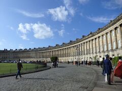 一部は一博物館として公開されているが、この日は映画か何かの撮影で中には入ることができなかった。偶然写真の右端に現代のものとは違う服装をした人が･･･