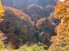 「蛇王の滝」
落差30m、幅8ｍ。段になっていて、自然の中の滝がそのまま保存されています。