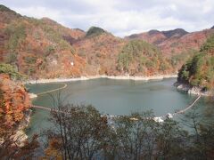 「川俣湖」
湖の周りの木々の紅葉や黄葉が綺麗でした。