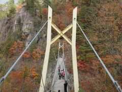 「瀬戸合峡 渡らっしゃい吊橋」
鋭く切り裂けた峡谷に架けられた吊橋は、その構造と風のせいもあるのかそれなりに揺れます。
