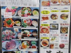 他にも、飲食店が複数入っていて、幅広いメニューが揃っています。
「実のり食堂」は、『とちぎゆめポーク豚丼』(850円)が人気。

「鮎の店 篭岩」は、炭火焼きの天然鮎やいわなを400円で食べられます。『鮎ラーメン』(800円)という珍しい組み合わせもあります。