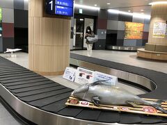 なんだ？青森空港ターンテーブルでマグロが回っとる(笑)