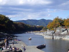 「宝登山神社」から歩いて15分ほどで「長瀞岩畳」に到着しました。