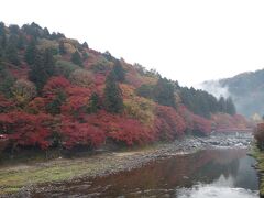 香嵐渓の入口「巴橋」からの景色。
あいにくの空模様です。