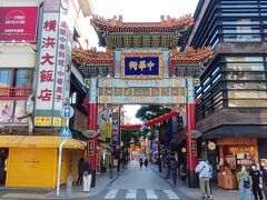 まずは、豪華な造りの「善隣門」までやってきました。善隣門は中華街のメイン入口に位置するシンボル的な門です。