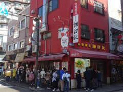 横浜中華街で行列ができるお粥の店！超人気の中華粥専門店「謝甜記（シャテンキ）」です。
中華街では根強い人気で、多くの飲食店がまだ営業を開始していない朝の時間からお店を営業している中華粥の専門店ということで、朝から行列ができています。
最近は来れてないです。