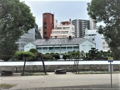 バスは江戸町通りを走るので出島が見えました。
長崎市が出島を復元した（2017年　出島表門橋が架橋）とは知らなんだ！
橋と堀が見えるからお城？かと思ったら、出島でした。

木造2階建ての「旧出島神学校」　ちょっと見ただけですが、得した気分。