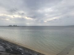エメラルドビーチ。
曇天・・・軽石・・・