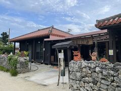 このお店、シーサーがいっぱい並んでる。