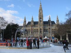 市庁舎。冬は前の広場がスケートリンクになります。
