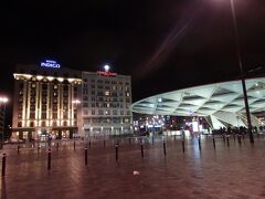 ロジェ広場を挟んだ向かい側にはクラウン・プラザ・ホテルやインディゴ・ホテルの姿も見えています。