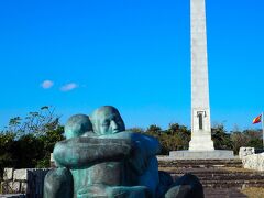 抱擁の像と記念碑。