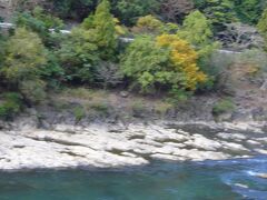 こちらは洗濯岩のような河岸。

タモリさんなら生成過程を解説してくれそうです。
