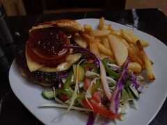 お洒落なカフェでラクダ肉のハンバーガー。
癖もなく美味しいです。少し歯ごたえがあって肉感があります。
もちろんハラール食材です。