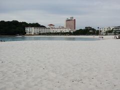 真っ白な砂浜、白良浜。

その砂浜に面してたつ、白良荘グランドホテル。