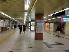 東西線で大通駅までやってきました。ＪＲの中心が札幌駅なら地下鉄の中心は大通駅で南北線、東西線、東豊線の３路線すべてが集まる唯一の駅になっています。
そしてさすが雪国札幌、地下街はとても広く出口も多いです。目的地が直線の先なので迷う事はなかったですが、行く先によっては迷いそう・・・。グーグルマップで見ると距離は伸びますが地下街通って札幌駅まで行けるみたいですね。