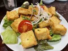 島豆腐のガーリック揚げ

これどこでも頼んでしまうお気に入りメニューです。