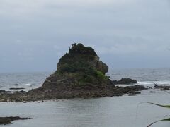 雨が降って来ました。一日降ったり止んだり、行く先々で変わりました。
昨日通り過ぎたゴリラ岩を見に南下します。