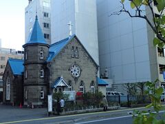 創成川沿いにある、
赤いシャポーの♪ではなく
青い屋根の日本基督教団 札幌教会。

現役の教会で、クリスマス礼拝や
信者の方の結婚式が行われます。

昔々、
メグミちゃんの結婚式に行ったわ。
↑誰やねん。しかも、たぶん昭和。