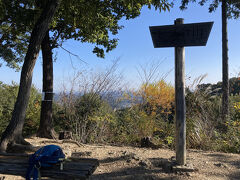 9:40　官ノ倉山山頂344.7m到着

峠からは10分とかからない