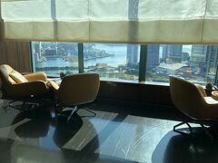 東京・汐留『コンラッド東京』28F

バー＆ラウンジ【トゥエンティエイト（TWENTYEIGHT）】の写真。

みなさん、アフタヌーンティーを楽しまれています。

周りの友達も言ってましたが、先々週、テレビでも「ヌン活」が
話題になっていましたw 

2021年11月1日からスタートした「ウィンター・ビジュー」
アフタヌーンティー

ピンク・ジュエリーやパールをイメージ
寒い冬に心温まる輝くようなスイーツがラインアップ

＜期間＞
2021年11月1日（月）～12月26日（日）

＜時間＞
毎日 11:00～16:30　※2時間制 

＜料金＞12月になると料金がUPしますよ！お得な今月中に♪
◆ スタンダードアフタヌーンティー 1名様　6,500円

◆ コンラッド・ベア付き・スタンダードアフタヌーンティー　
1名様　7,800円

◆ コンラッド・ベア付き・デラックスアフタヌーンティー　
1名様　10,500円

＜内容＞
スイーツ（全5種）
・ ルイボスティーパンナコッタ　バラとライチのゼリー
・ バニラとラズベリーのカップケーキ
・ いちごとホワイトチョコレートのムース
・ レモンガナッシュ　オレンジムース
・ バラのマカロン

セイボリー（全3種 / デラックスアフタヌーンティーは全4種）
・ フォアグラテリーヌとパンペルデュ
・ ズワイガニと百合根　アサリのジュレ
・ セップ茸のアランチーニ　白トリュフの香り
・ サーモンとブルサンチーズのブルスケッタ　
※デラックスアフタヌーンティーにて提供

スコーン
・プレーンスコーン、オレンジスコーン　
クロテッドクリーム、いちごのジャムを添えて

お飲み物
・約20種のドリンクセレクションからお好きなものをお好きなだけ。