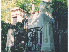 で、こちらがパリの20区にあるペール=ラシェーズにあるショパンのお墓
1849年を10月17日、パリで永眠。心臓以外が土葬されている。

後述する中谷氏の本によると、フランス生まれではないユダヤ民を中心に69000人が強制連行されたために、この墓地にはアウシュビッツ追悼碑もあるそうです。
（2003年9月撮影）