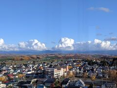 美瑛駅を渡り、美瑛町役場まで歩きます。町役場には四季の塔という展望台が併設しており、美瑛の街を一望できます。四季の塔は入り口が塔の下、町役場側に着いています。