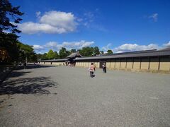 京都御所にやってきます。

ここは公営の駐車場がありますのでノーストレスで駐車できます。
