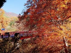 高井橋と紅葉。
まずはこの橋を渡り、山田温泉に向かいます。