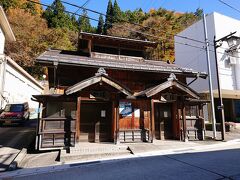 少し坂を上ると山田温泉に入ります。
おぉ！共同浴場。