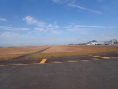 着陸しました～。
びびパパはダッシュ島も見えた！とか言ってました。

瀬戸内海に面した空港です。
