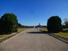 チェックアウト後は早速浜名湖ガーデンパークへ！

駐車場は広大ですからなるべく入口に近い方に駐車しました。

駐車場料金も入場料も一切かからない、それはそれは親切なガーデンパーク、県営ですが静岡県がお金持ちなのが分かります（笑）