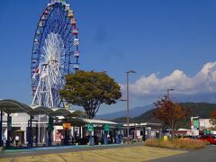 途中の富士川ＳＡでは富士山の山頂は悲しみで？？（笑）顔を隠してしまいましたが、ＳＡには珍しい観覧車と青空が別れを惜しんでくれました！

４日間の旅行中はほぼ快晴で嵯峨嵐山、桂離宮、伏見稲荷、清水寺、京都御所、銀閣寺、舘山寺、そして浜名湖ガーデンパークと巡ってきました。

そして、交通事故もコロナ感染もなくスケジュール表どおりの行程を満喫できたことに感謝したものでした。

この2022年はさすがにコロナの影響が薄れて、国民の健康／安全が確保され、旅が（少なくとも国内は）安全にできることを祈願します。

昨年は多くの方々のご訪問やカキコ、いいね！などありがとうございました！！

今年もよろしくお願い申し上げます。