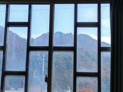 部屋から紅葉の山が見えますが、残念ながら窓は羽目殺し

さあて、温泉に入って、