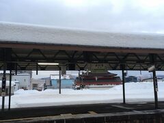 余市駅に帰ってきた。
屋根の雪すごい。来たとき気付かなかった。