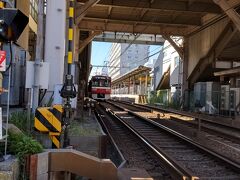 このあたりは昔ながらの地上を京急が走り　
踏切で人や車をコントロール　

京急蒲田の作り変えられた　
プラレールみたいな駅とは　
大違いです