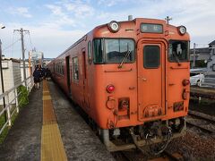 備中高松駅に着きました。

岡山駅発　８時11分　JR吉備線（桃太郎線）　備中高松駅着　8時30分　　運賃240円

この沿線は学校が多いのかな？
通勤の人は少なそうだったけど学生さんの数が半端なく多かったです。
10代の若者にこの密度で囲まれるという経験は40年以上前の教育実習以来です。
若いパワーでクラクラしました。

若い子がワイワイはしゃいでるのを見ていると
自分もちょっと前まではこんな感じだったなーなんて思ってましたが、
冷静に考えたらこの子達の親よりもずっと自分の方が年取ってるって気づいた時の衝撃w

今の生徒は学生服とかセーラー服って皆無なんですね。
おしゃれなデニムのブレザーの制服の学校とかがあってカッコ良かったです。
でも自分が着るなら学生服がいいなぁ。
自分で言うのも変だけど似合っていたしw←ズーズーしいジジイw