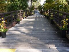山に向かってひたすら歩いて、左の木橋を渡ります。
アレンジされたお花が置いてあります。
橋から下を覗き込むと、深い深い空堀。
