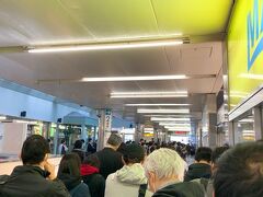 翌朝は早起き～!　7:30amくらいのポートライナーに乗って、神戸空港へ向かいます。　ちょうど通勤ラッシュが始まったくらいの時間帯だからか、久しぶりにこんな行列に並んで電車に乗る感じがします。　