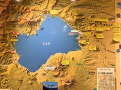 支笏湖の周辺の地形。　たくさんの山に囲まれていますね。

ちなみに、支笏湖の最大水深は363mもあり、平均水深でも265mもあるようです。　面積で比べると琵琶湖の1/9しかありませんが、貯水量は琵琶湖の約3/4もあるようです!　貯水量の説明は、館内のパネルで、小学校の25mプールの約5800万杯分!と説明されていましたけど、これが分かりやすい量なのかそうではないのかすら分からない(笑)。

この巨大な水がめは、約3万年前、激しい火山活動の結果、山が陥没して出来たカルデラ湖だそうです。　自然の神秘!