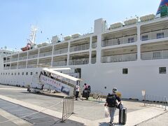 ＜竹芝桟橋→小笠原諸島＞週に１便のおがさわら丸に乗船します。